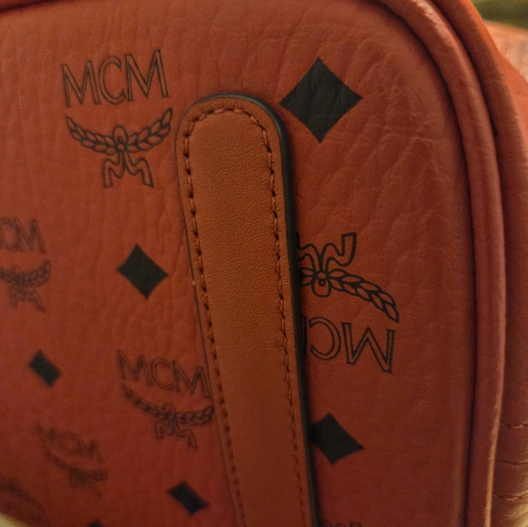 AUTHENTIC MCM Liz medium Red reversible shopper tote,with detachable zip pouch - Picture 14 of 16